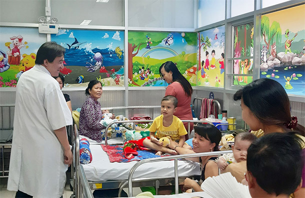 Người mang những món quà đến từ trái tim