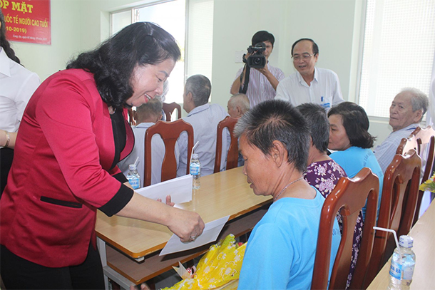 Thăm, tặng quà người cao tuổi