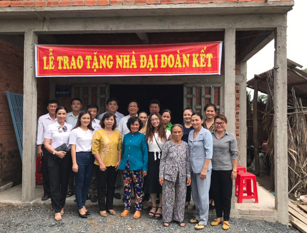 Chi hội Doanh nhân trẻ huyện Bến Lức trao nhà tình thương, nối dài chương trình “Vòng tay nhân ái”
