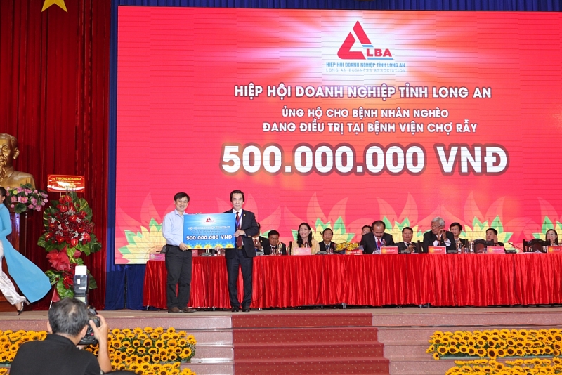 Hiệp hội doanh nghiệp Long An hỗ trợ 700 triệu cho người nghèo