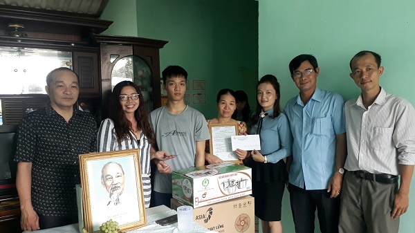 Chi hội doanh nhân trẻ huyện Bến Lức trao tặng nhà đại đoàn kết