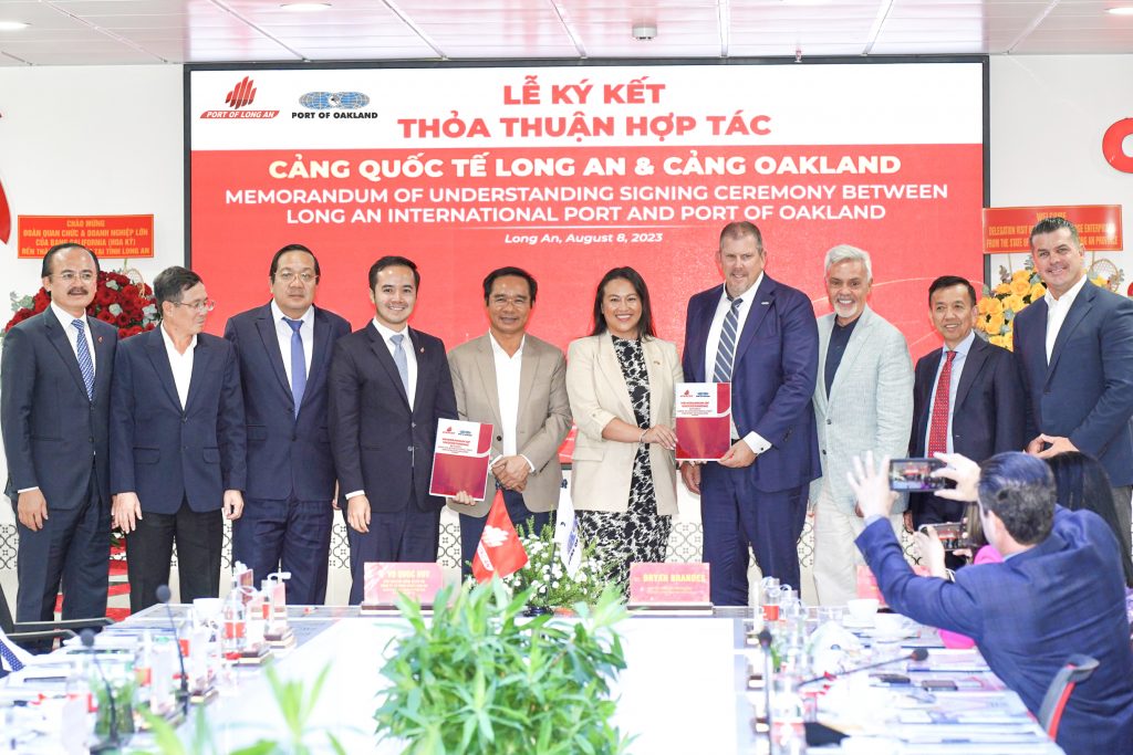 CẢNG QUỐC TẾ LONG AN KÝ KẾT HỢP TÁC VỚI CẢNG OAKLAND (HOA KỲ)