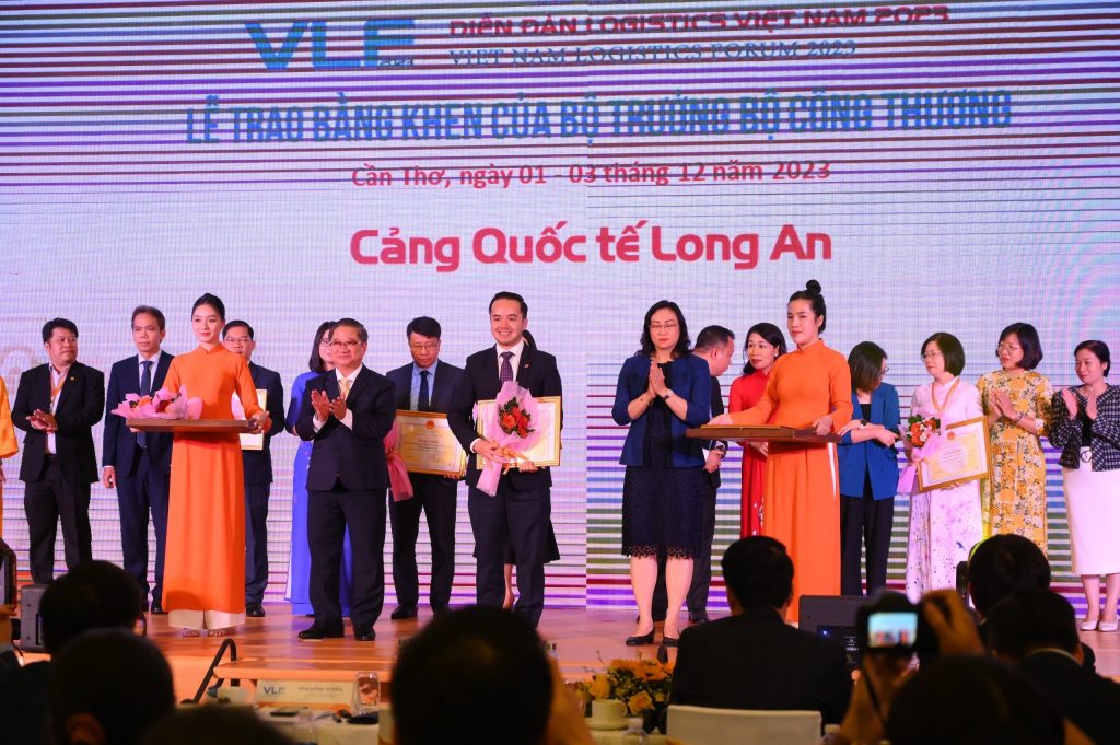CẢNG QUỐC TẾ LONG AN VINH DỰ NHẬN BẰNG KHEN CỦA BỘ CÔNG THƯƠNG VỀ THÀNH TÍCH XUẤT SẮC TRONG VIỆC PHÁT TRIỂN DỊCH VỤ LOGISTICS VIỆT NAM 2023