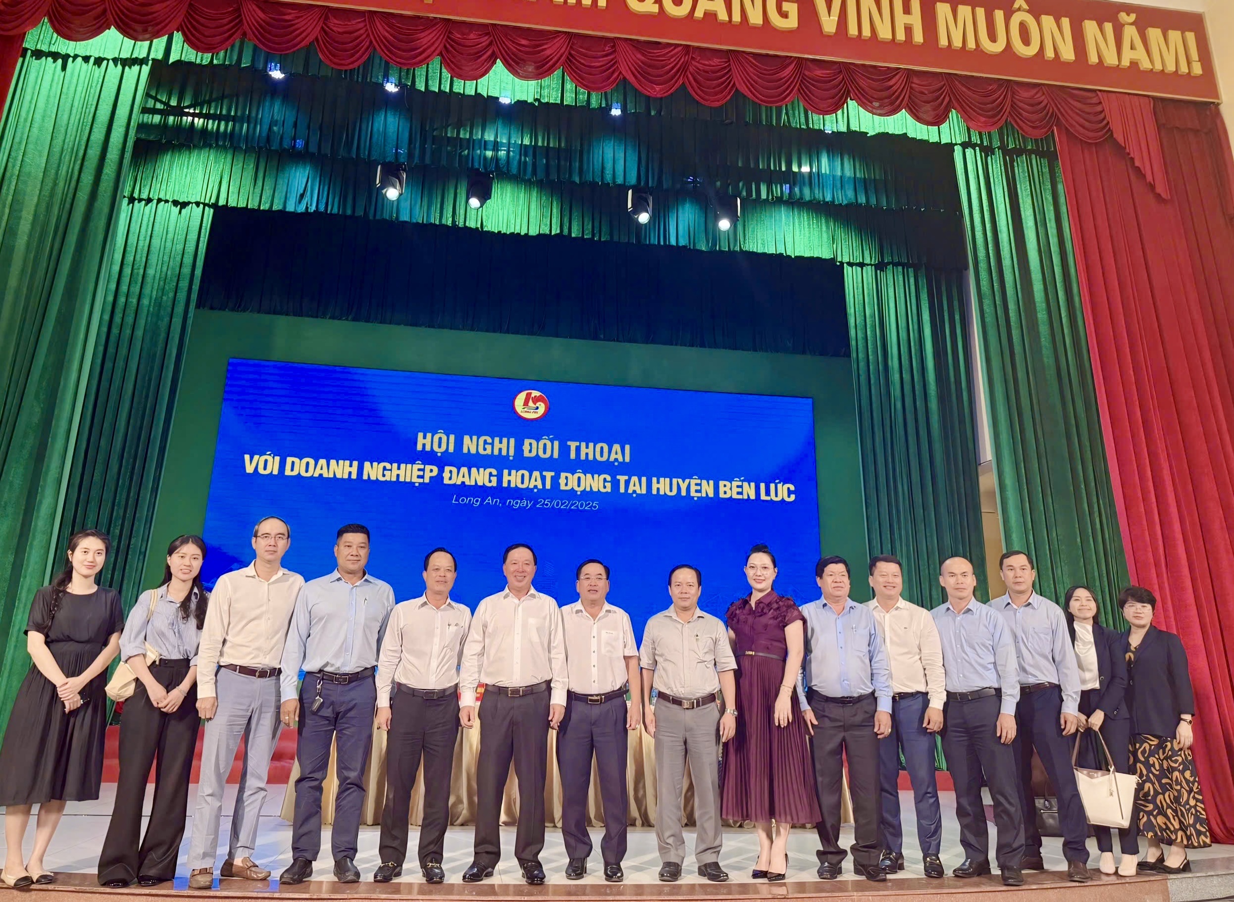 LÃNH ĐẠO UBND TỈNH ĐỐI THOẠI VỚI DOANH NGHIỆP TẠI HUYỆN BẾN LỨC