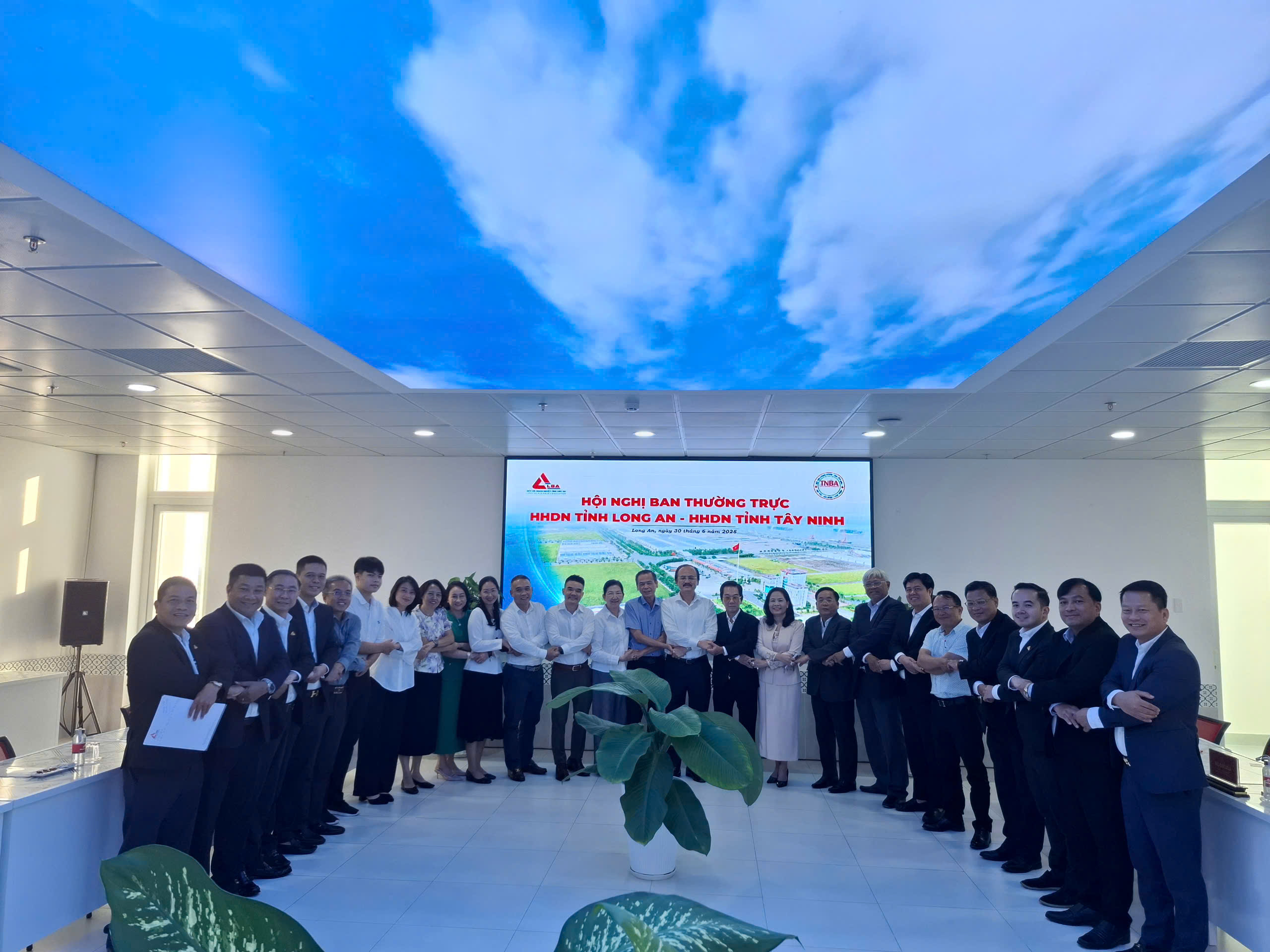 HỘI NGHỊ BAN THƯỜNG TRỰC HHDN TỈNH LONG AN- HHDN TỈNH TÂY NINH THỐNG NHẤT PHƯƠNG ÁN SÁP NHẬP HỢP NHẤT TỔ CHỨC HỘI